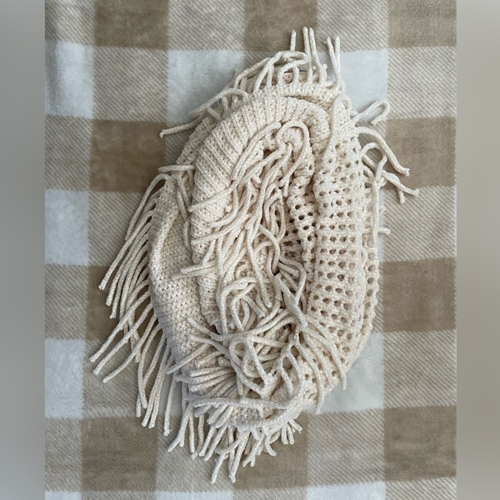 NWT Francesca’s Ivory Super Soft Crochet Fringe Scarf